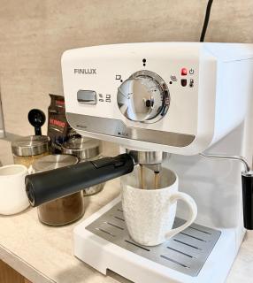 Studio for 4 Guests Next to Mall & Free Street Parking - 3