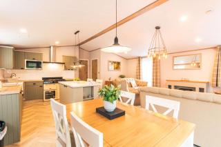 Cherry Lodge with Hot Tub - 8