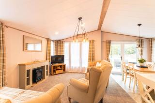 Cherry Lodge with Hot Tub - York - 4