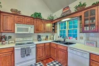 Tranquil Hendersonville Cabin with Mountain Views! - Hendersonville - 8