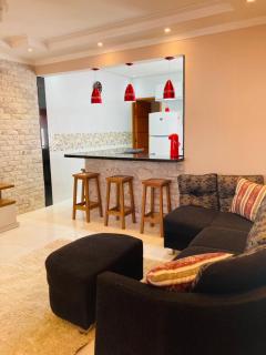 Casa Moderna e Aconchegante à Beira Mar, com Opção de Piscina Aquecida Cobrado à Parte, Área Gourmet com Churrasqueira em Deck Coberto Frente a Piscina, Aconchegante Sala de Estar com Lareira, Garagem para 4 Carros, Casa Pé na Areia a 50 metros da Praia - Praia Grande - 5
