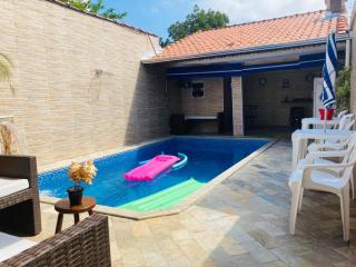 Casa Moderna e Aconchegante à Beira Mar, com Opção de Piscina Aquecida Cobrado à Parte, Área Gourmet com Churrasqueira em Deck Coberto Frente a Piscina, Aconchegante Sala de Estar com Lareira, Garagem para 4 Carros, Casa Pé na Areia a 50 metros da Praia - Praia Grande - 4