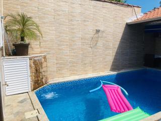 Casa Moderna e Aconchegante à Beira Mar, com Opção de Piscina Aquecida Cobrado à Parte, Área Gourmet com Churrasqueira em Deck Coberto Frente a Piscina, Aconchegante Sala de Estar com Lareira, Garagem para 4 Carros, Casa Pé na Areia a 50 metros da Praia - Praia Grande - 2