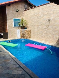 Casa Moderna e Aconchegante à Beira Mar, com Opção de Piscina Aquecida Cobrado à Parte, Área Gourmet com Churrasqueira em Deck Coberto Frente a Piscina, Aconchegante Sala de Estar com Lareira, Garagem para 4 Carros, Casa Pé na Areia a 50 metros da Praia - Praia Grande - 1