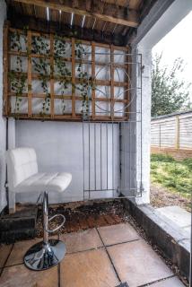 Cosy flat in Free Parking Area, Next to Bus Stop - 6