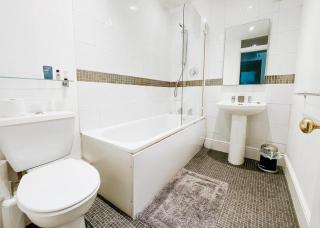 SUNNYSIDE APARTMENT - Spacious 2 Bedroom Ground Floor with Free Parking In Kendal, Cumbria - Kendal - 3