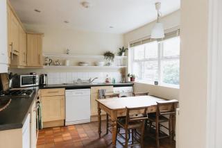SUNNYSIDE APARTMENT - Spacious 2 Bedroom Ground Floor with Free Parking In Kendal, Cumbria - Kendal - 2