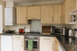 SUNNYSIDE APARTMENT - Spacious 2 Bedroom Ground Floor with Free Parking In Kendal, Cumbria - 1