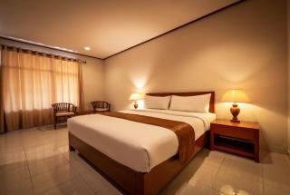 Yulia Beach Inn Kuta - 5
