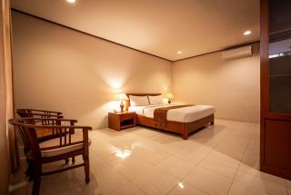 Yulia Beach Inn Kuta - Kuta - 7
