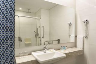 Ramada Hotel & Suites by Wyndham Izmir Kemalpasa - Kemalpaşa - 2