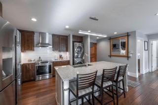 Luxury five bedroom condo, outdoor swimming pool, walk to hiking and biking trails - Park City - 2