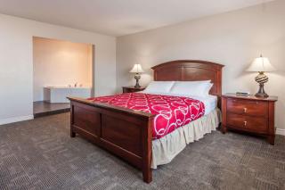 Super 8 by Wyndham Kirkland Lake - 1