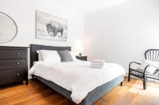 Hip, Stylish Apartment In Little Italy by Den Stays - Montreal - 6