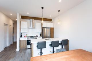 Light Filled 2 Bdr Unit in Mile End by Den Stays - Montreal - 8