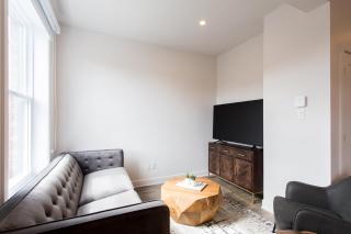 Light Filled 2 Bdr Unit in Mile End by Den Stays - Montreal - 4