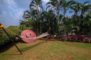 StayVista's Shantam House - Dive into relaxation with a pool and tennis lawn - Lonavala - 8