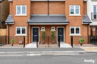 Turtle and Rabbit - Comfortable and Spacious Houses - Slough - 9