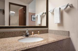 Days Inn & Suites by Wyndham Kansas City - Royals Stadium - Kansas City - 1