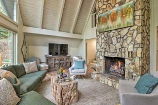 1 Mi to Town Chalet-Style Highlands Retreat - 0