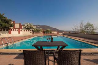 Villa Dazzle by StayVista - Unwind in a Mountain-City View Villa with a Terrace Pool - Karjat - 9