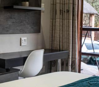 Forest Hills Lodge Modern Room - 5