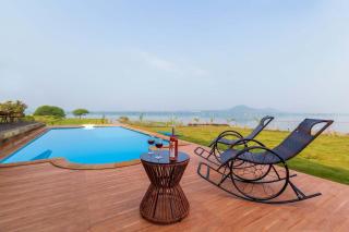 StayVista's Eva Villa - Lakeside Luxury with Modern Decor, Pool & Expansive Lawn - Near Sula - Nashik - 4