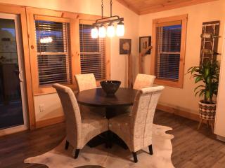 Serene Rustic Farmhouse Mountain Cottage (Sleeps 4) - Vilas - 7
