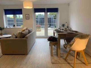 Stylish & Spacious 3 Bed House With 2 Free Car Parking Spaces - 4