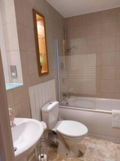 Large 2 Bed, 2 Bath, Free Parking & WiFi - 2