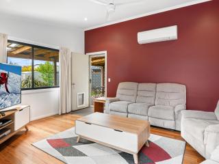 Jillamatong 14 - 3BR House l Pet Friendly l Fenced Backyard l WiFi - 4