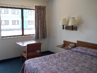 Travelodge by Wyndham Grand Rapids North - 4