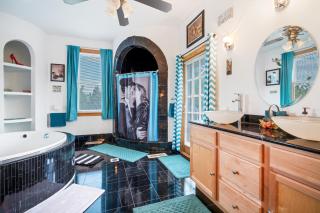 The Starlight Tower Hot Tub Suite with 8-Jet Massage Shower and Amazing Views - Fort Atkinson - 3