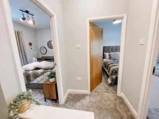 LITTLE RED HOLIDAY HOME - 2 Bed House with Free Parking within West Yorkshire, local access to the Peak District - 2