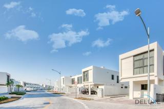 Extensive 3BR Townhouse at Janusia Damac Hills 2 by Deluxe Holiday Homes - 4