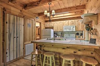 3 Mi to Pigeon Forge Cabin with Hot Tub and Deck - Sevierville - 7