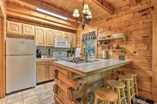3 Mi to Pigeon Forge Cabin with Hot Tub and Deck - Sevierville - 4