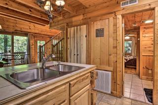 3 Mi to Pigeon Forge Cabin with Hot Tub and Deck - Sevierville - 3