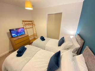 3 Bedrooms double or single beds, 2 PARKING SPACES! WIFI & Smart TV's, Balcony - 6
