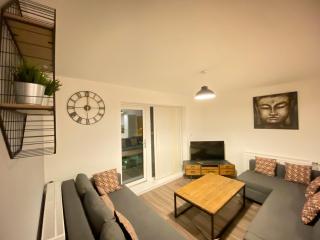 3 Bedrooms double or single beds, 2 PARKING SPACES! WIFI & Smart TV's, Balcony - Portsmouth - 7