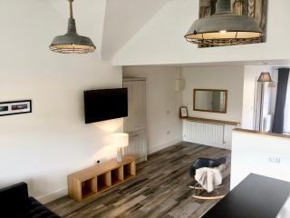 ÜBER COMFORTABLE STUDIO-STYLE APARTMENT - 500m to Kilcar Village - Open Plan Living Kitchen and Sleeping - Parking and WiFi - New Build - 5 min drive to beaches - Cashel - 5