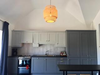 ÜBER COMFORTABLE STUDIO-STYLE APARTMENT - 500m to Kilcar Village - Open Plan Living Kitchen and Sleeping - Parking and WiFi - New Build - 5 min drive to beaches - 1