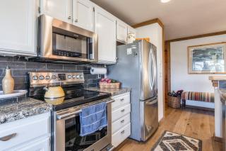 Brand New Listing! 5 minute walk to Canyon Lodge! Newly Updated Two-Bed, Two-Bath, Mountainback #14 - 4