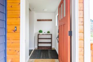 Fresh Top Floor Apartment w/ Balcony - Seattle - 9