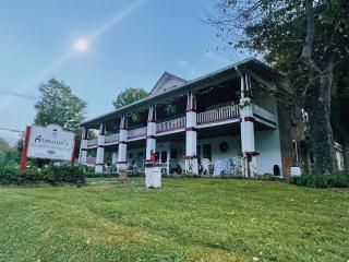 Armour's Hotel & Spa - - 9