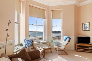 7 South Beach Court - Sea Front Apartment with Spectacular Sea Views - Tenby - 8
