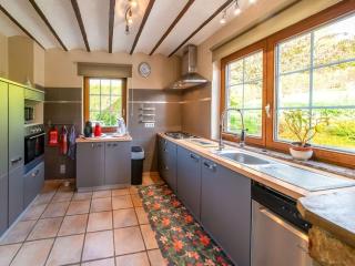 Holiday home with terrace and jacuzzi in Vielsalm - Vielsalm - 4