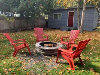 Beautiful Bungalow and Bunk House, Close to Lake - 2