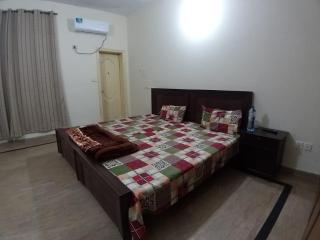 3 Bedrooms Portion near Emporium & Expo Johar Town - 1