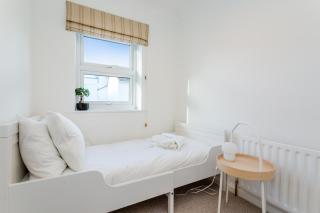 Modern Mews House with Free Parking Space, and Patio by Huluki Sussex Stays - Brighton & Hove - 1